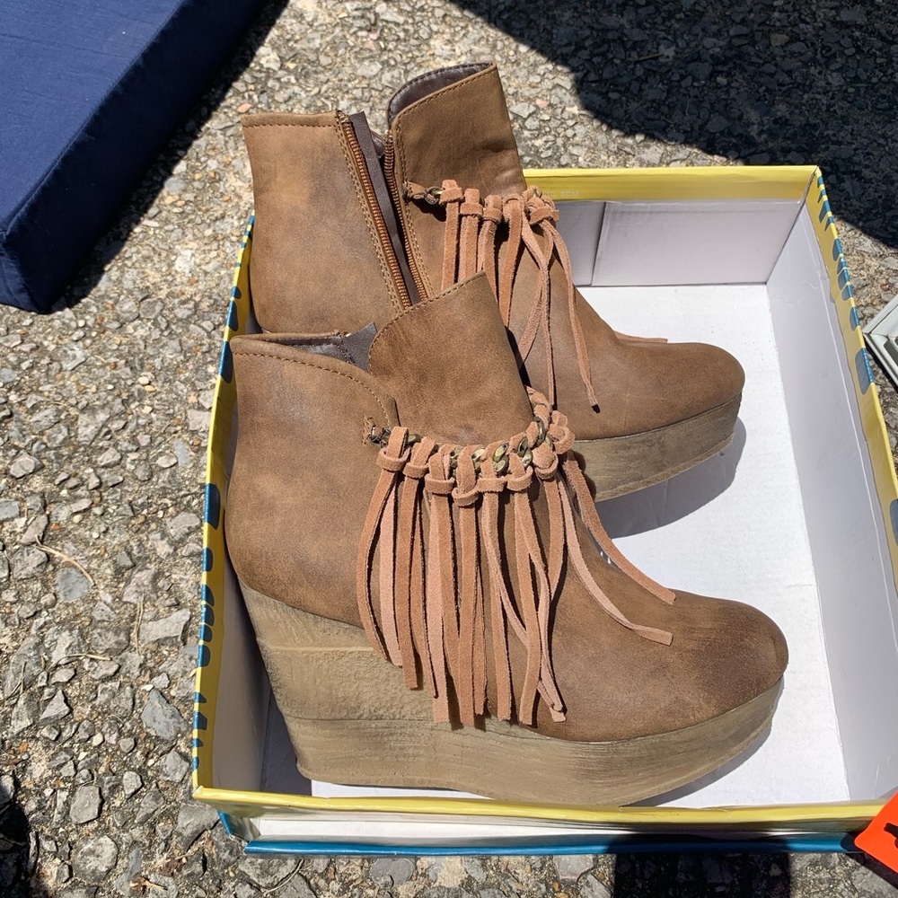 Women’s booties size 8
